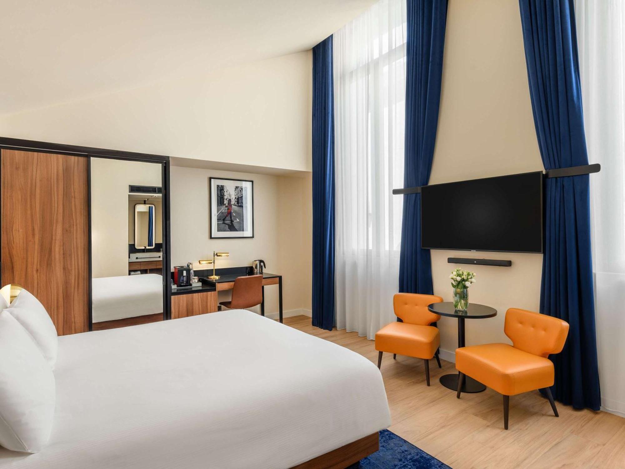 Pullman Budapest Exterior photo A room at the hotel