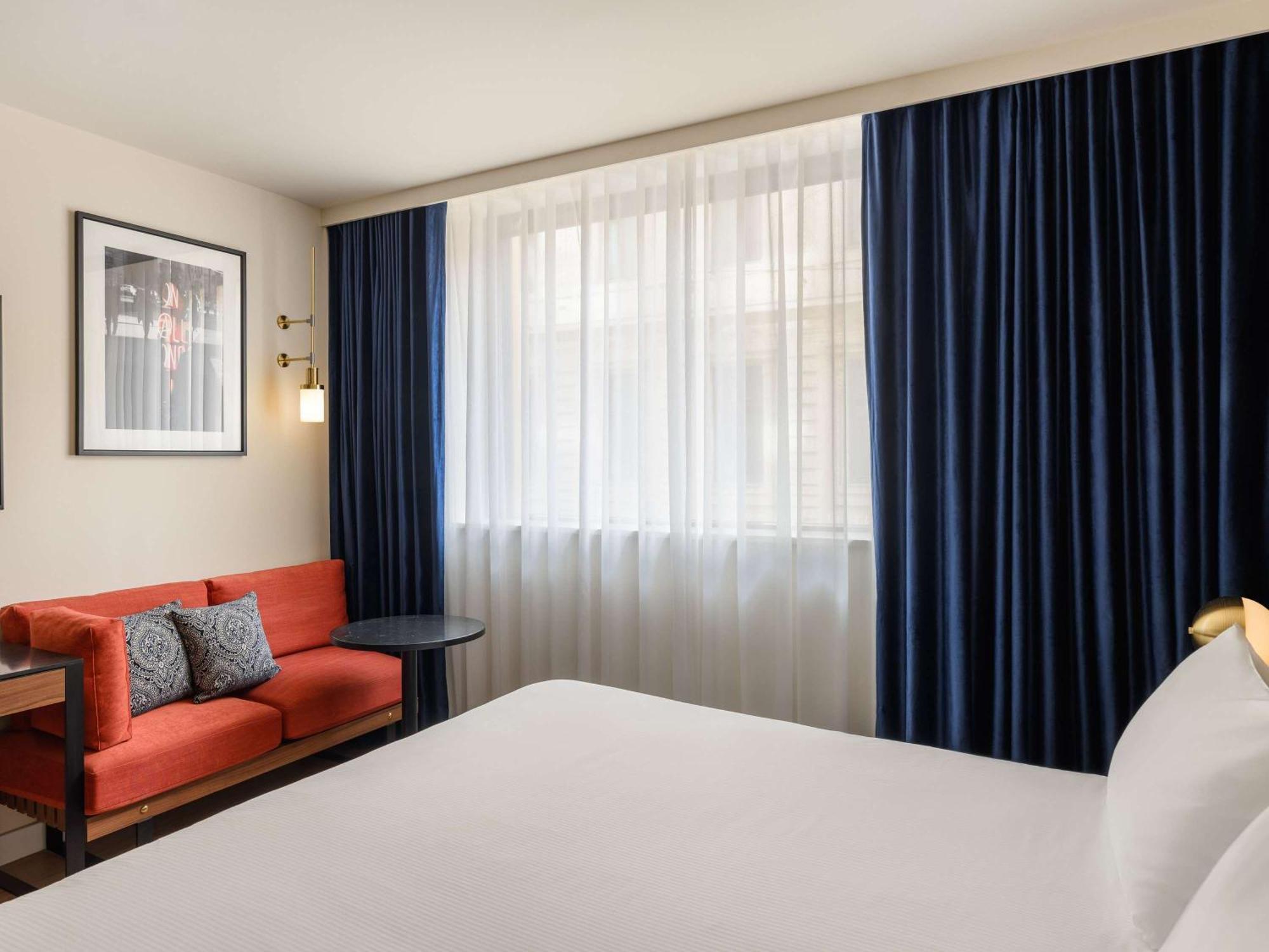 Pullman Budapest Exterior photo A room at the hotel
