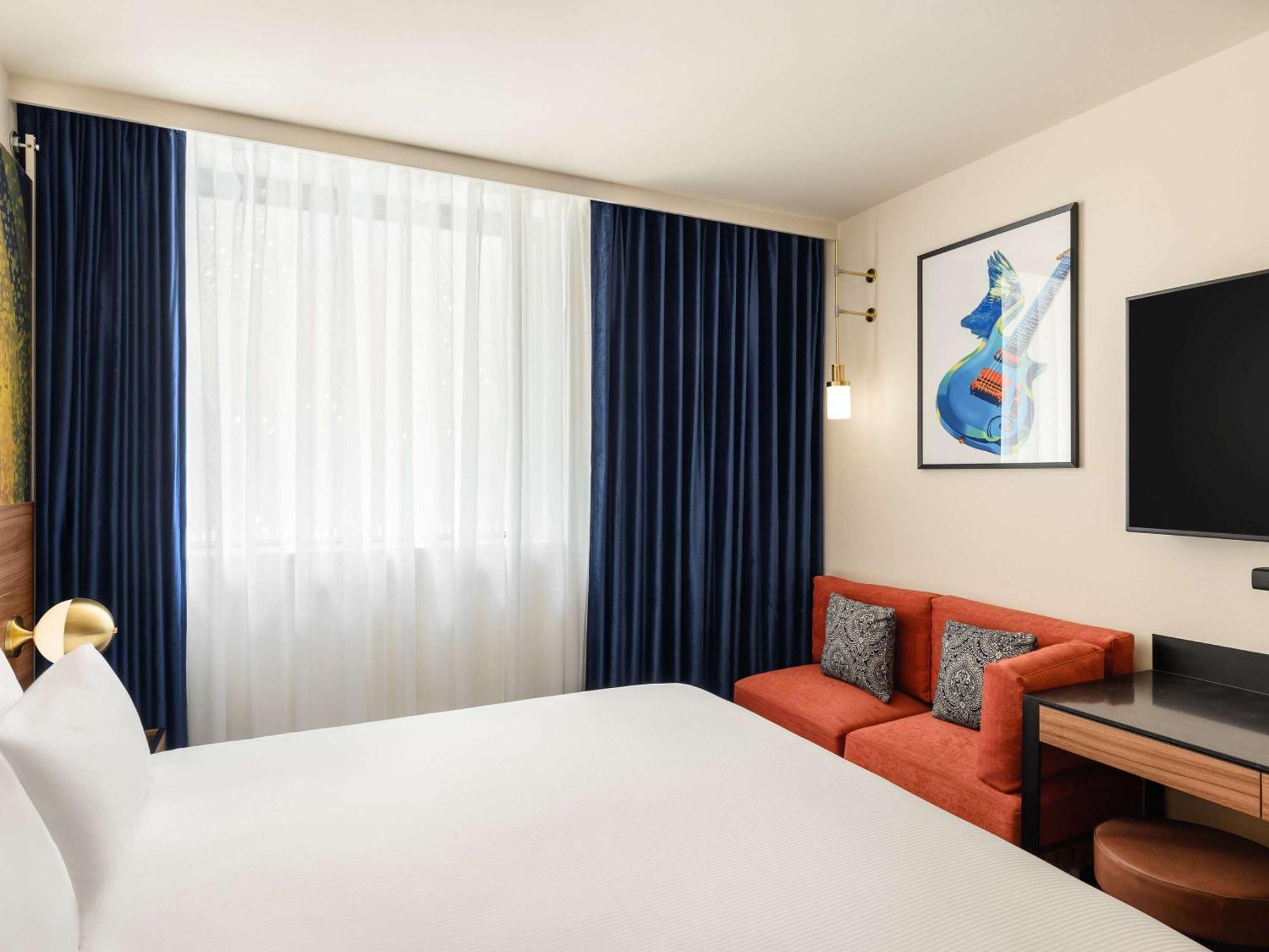 Pullman Budapest Exterior photo A room at the Hilton Garden Inn in London, United Kingdom