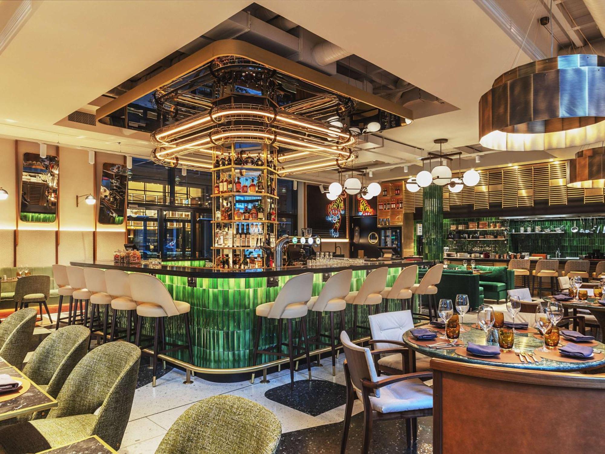 Pullman Budapest Exterior photo The bar at the restaurant