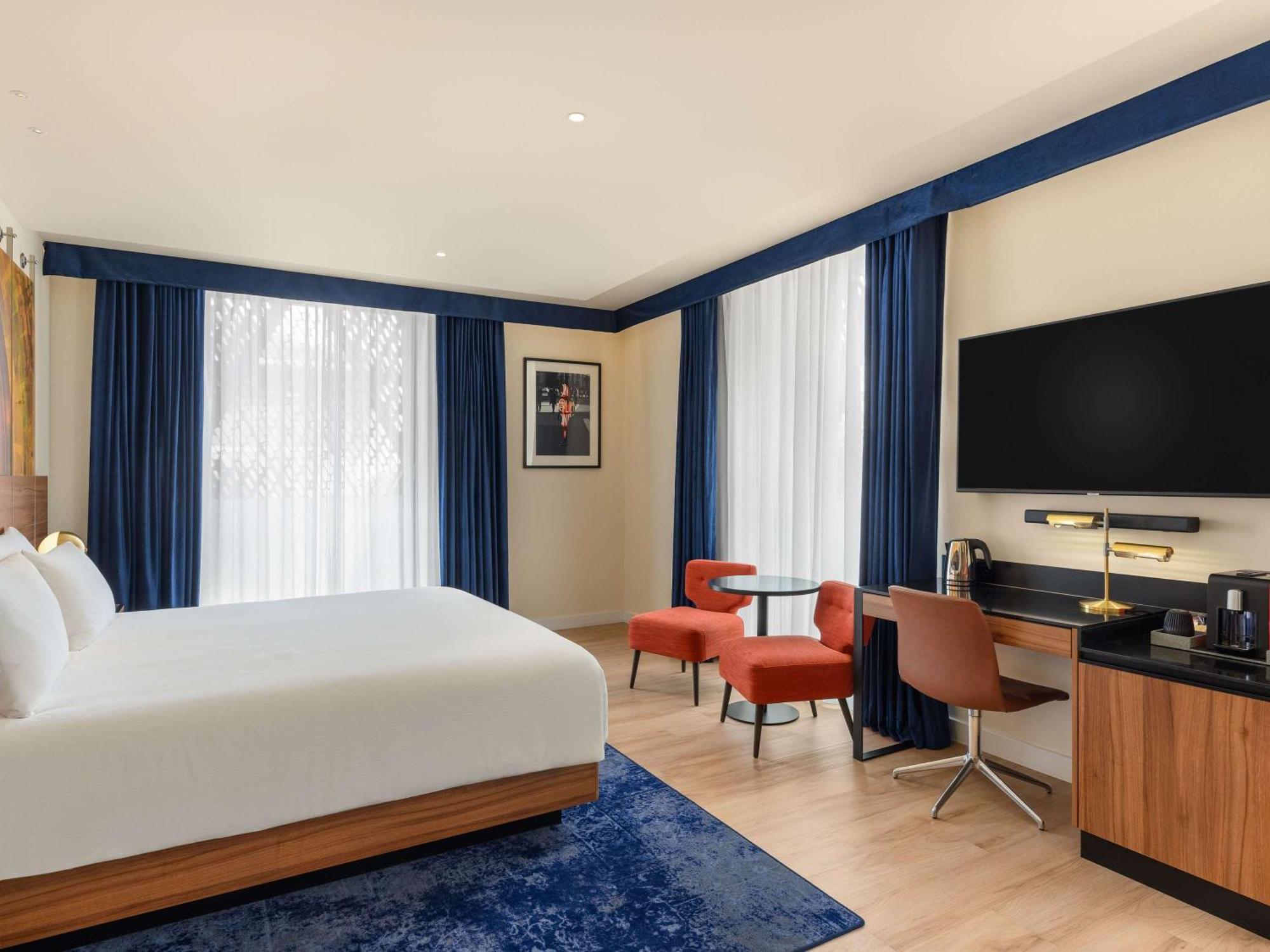 Pullman Budapest Exterior photo A room at the hotel