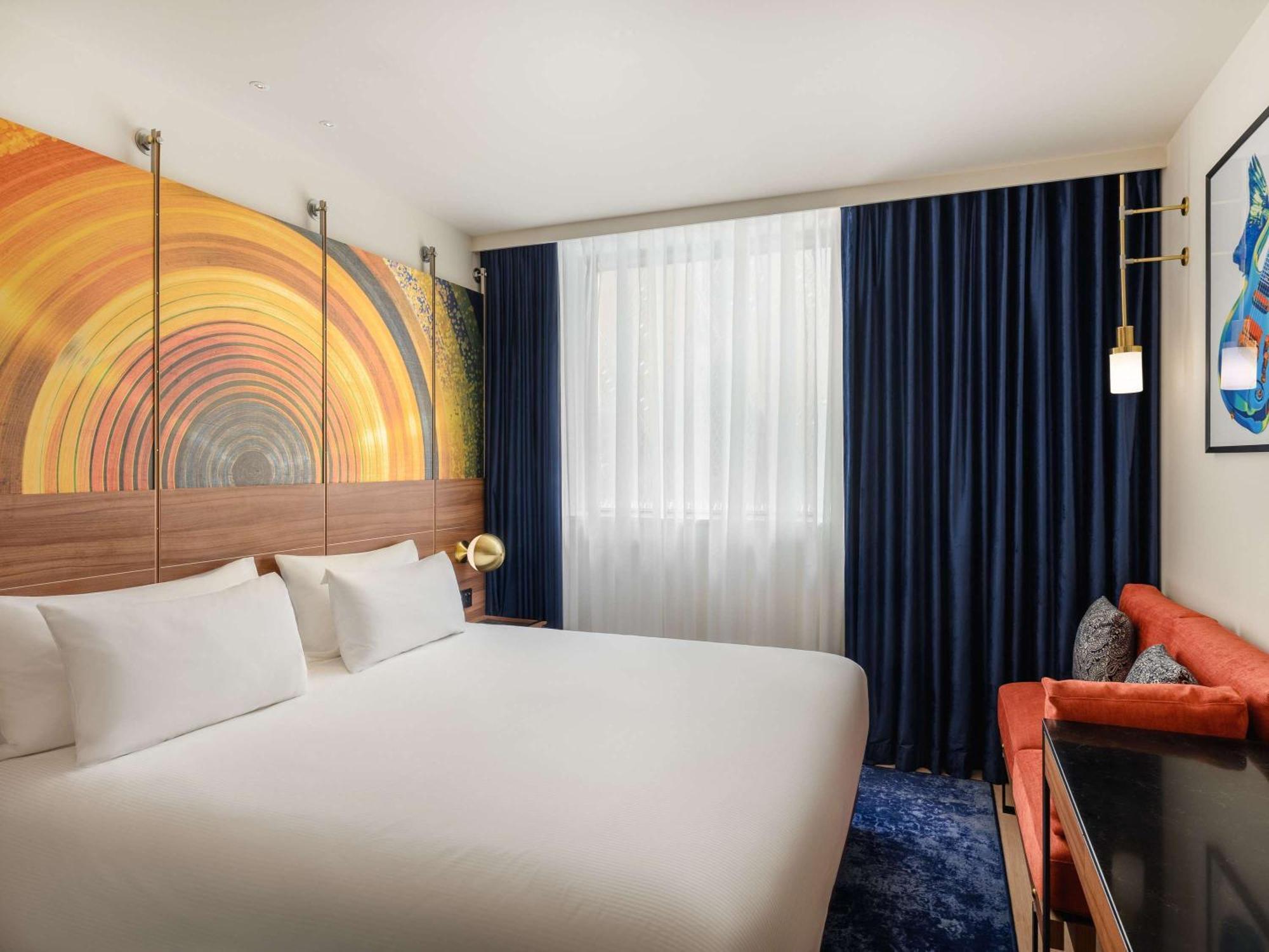Pullman Budapest Exterior photo A room at the hotel