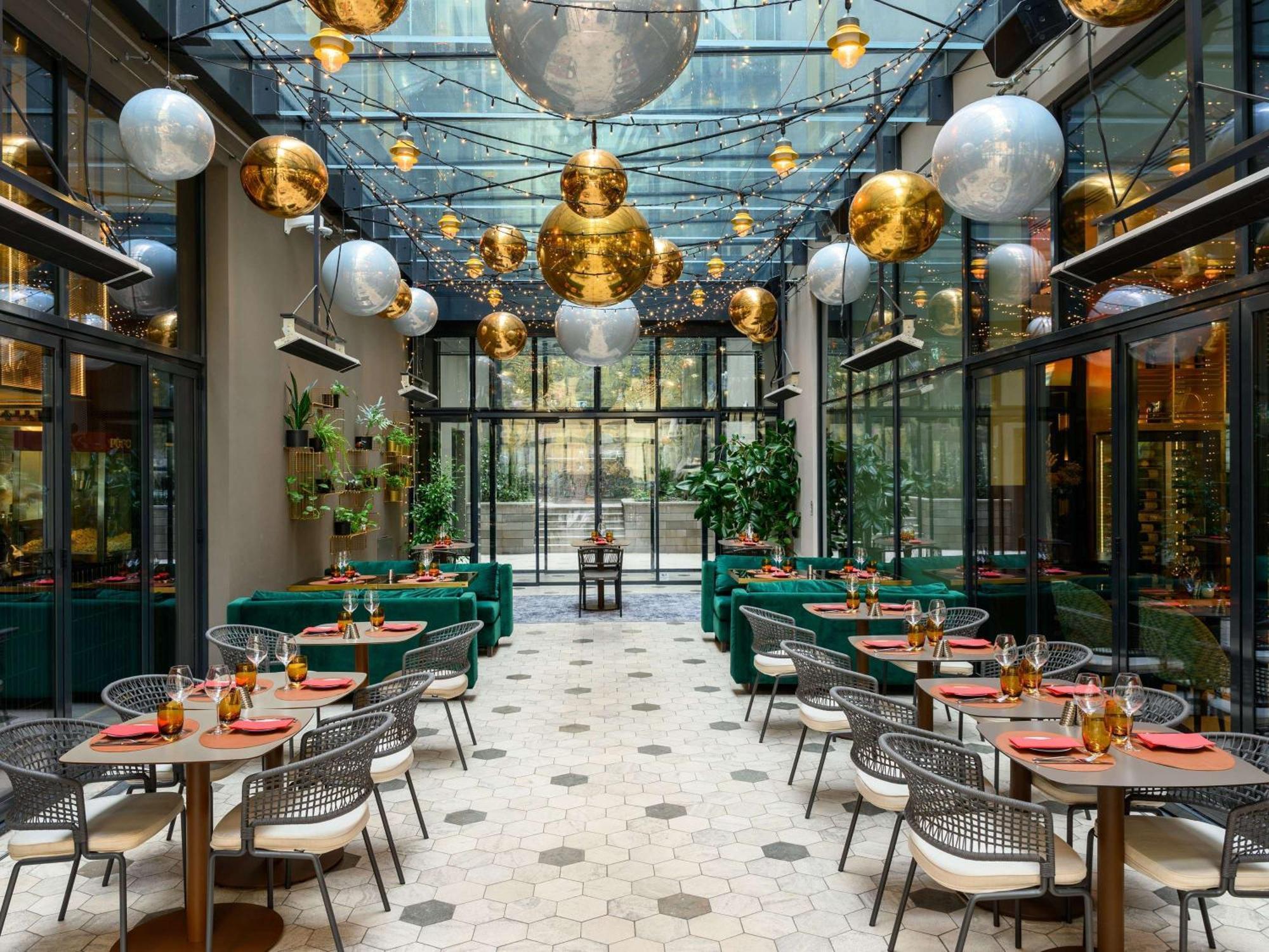 Pullman Budapest Exterior photo The restaurant