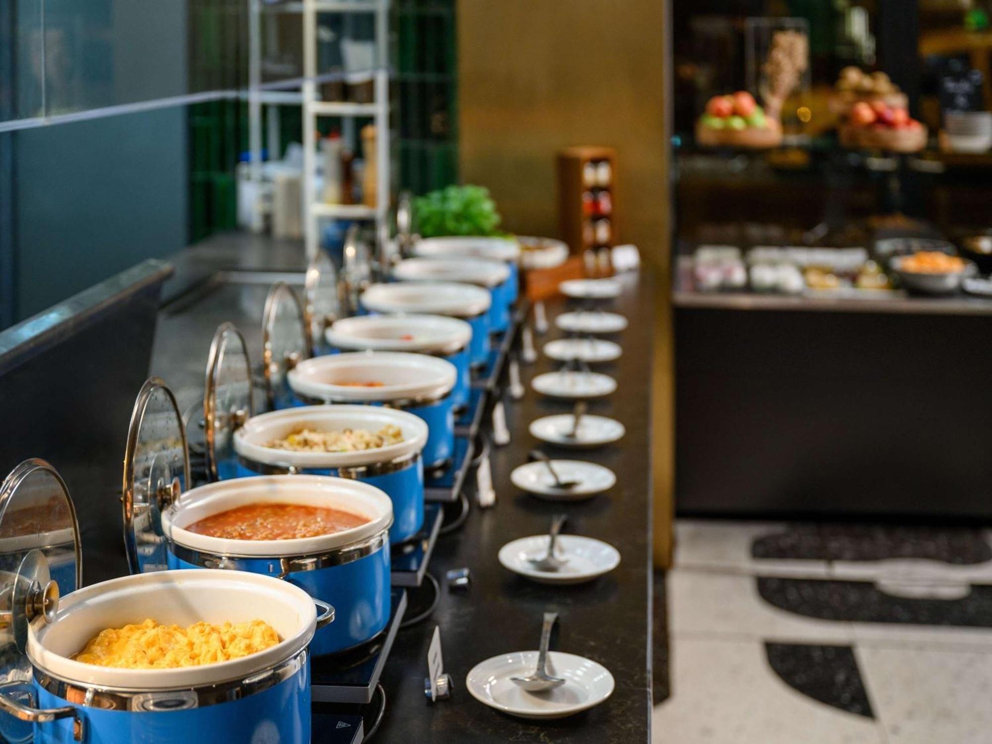 Pullman Budapest Exterior photo A buffet at a hotel