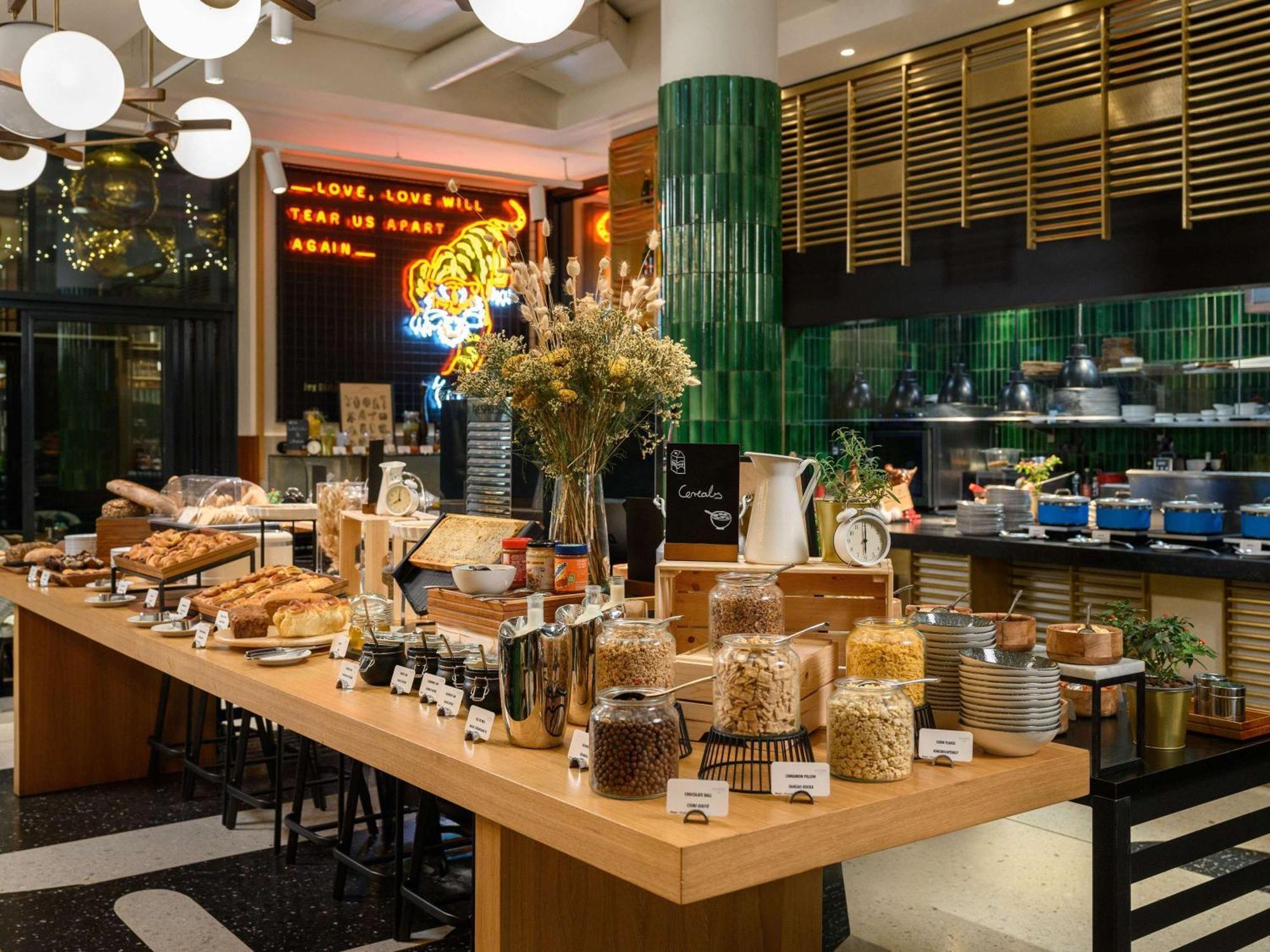 Pullman Budapest Exterior photo The Coffee Shop at The Royal