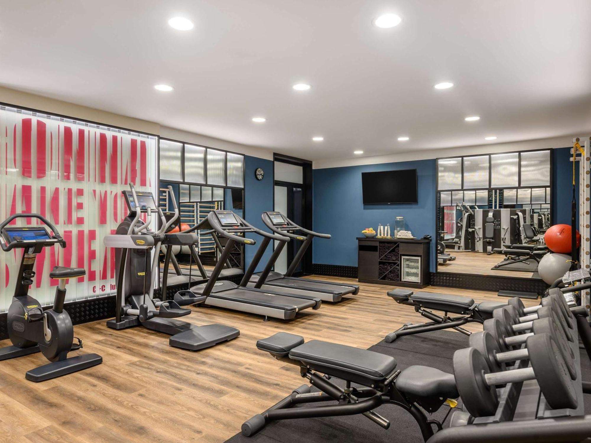 Pullman Budapest Exterior photo The fitness center at the Hilton Garden Inn in San Francisco