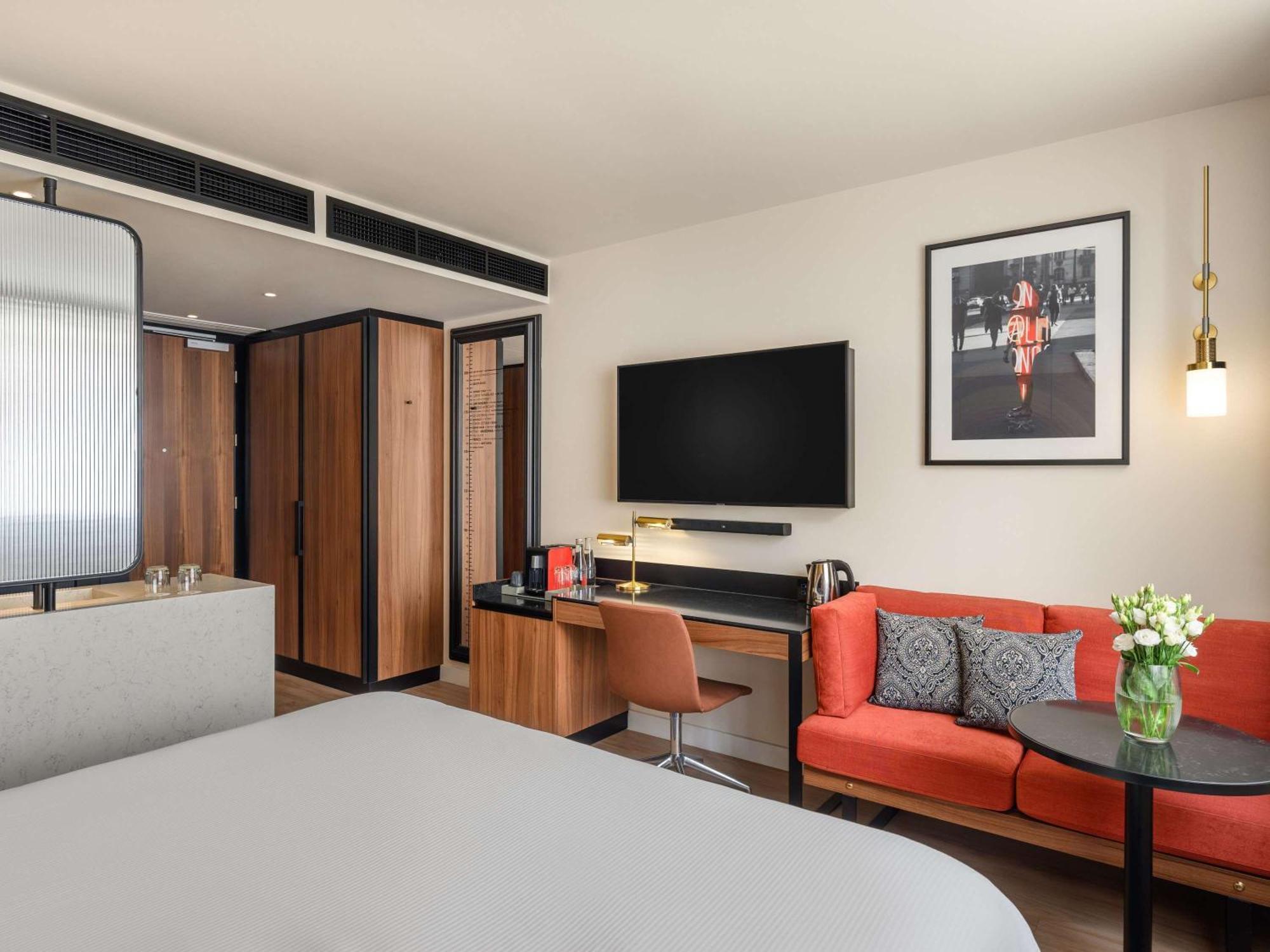Pullman Budapest Exterior photo A room at the hotel