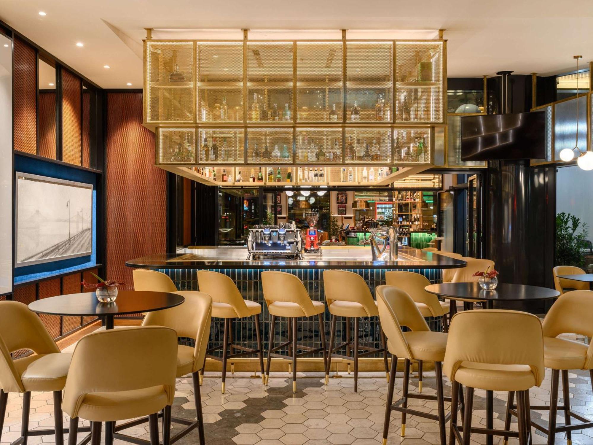 Pullman Budapest Exterior photo The bar at the hotel