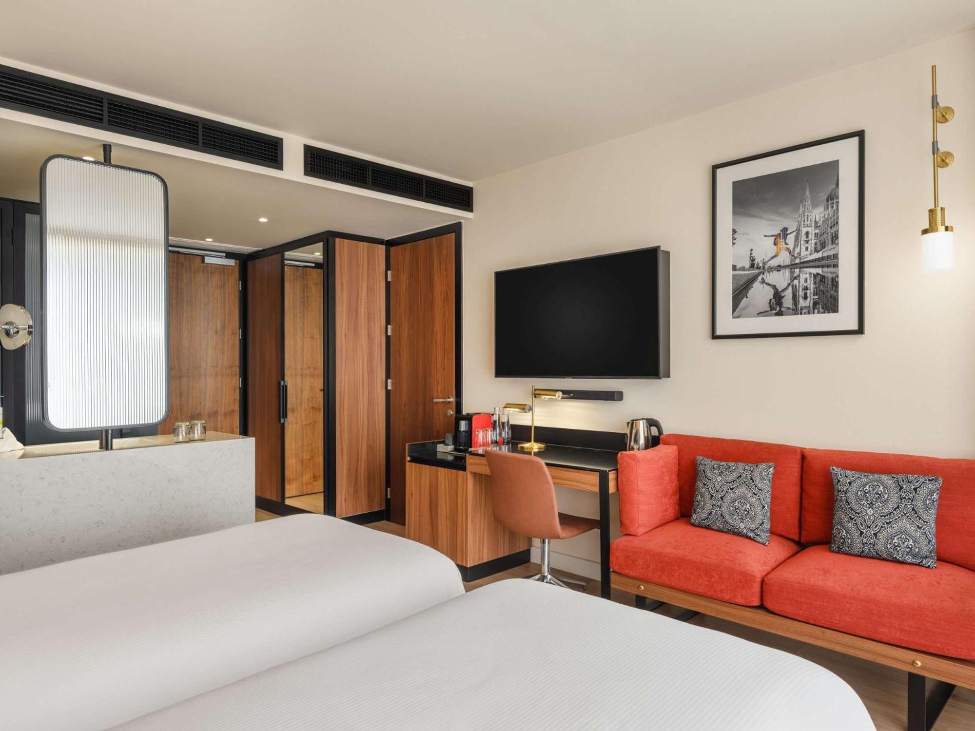 Pullman Budapest Exterior photo A room at the hotel