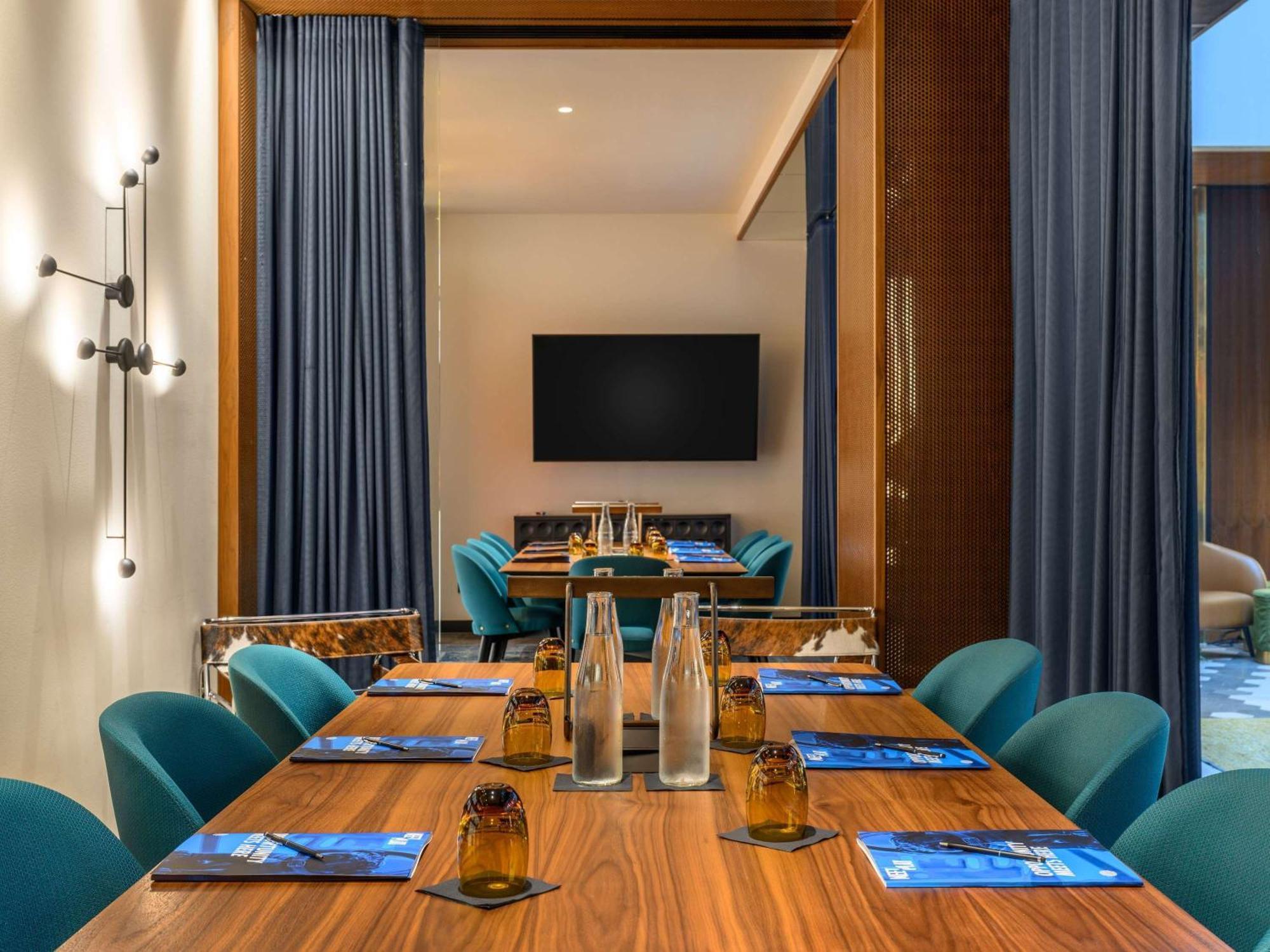 Pullman Budapest Exterior photo Meeting room at the hotel