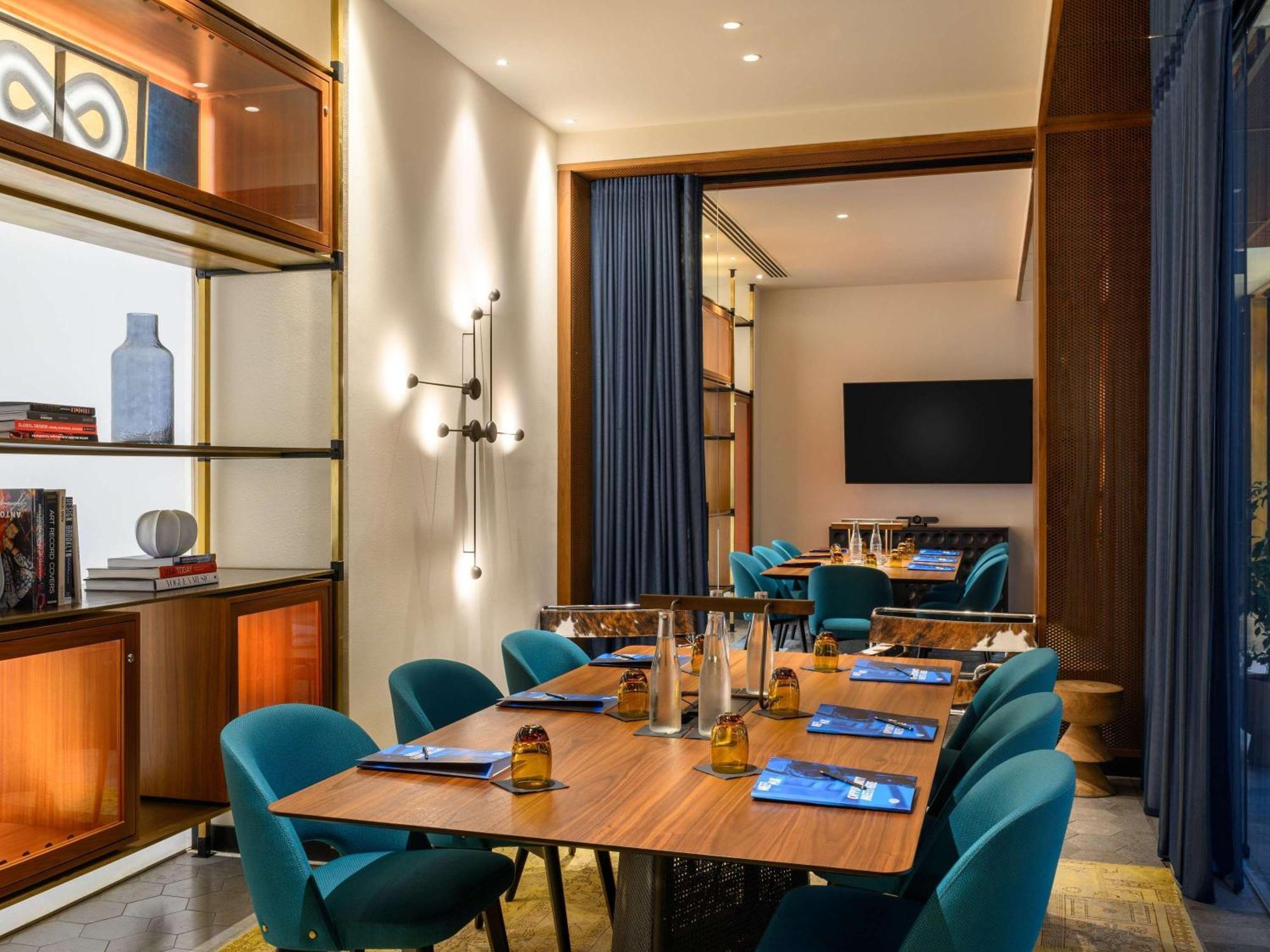 Pullman Budapest Exterior photo Meeting room at the hotel