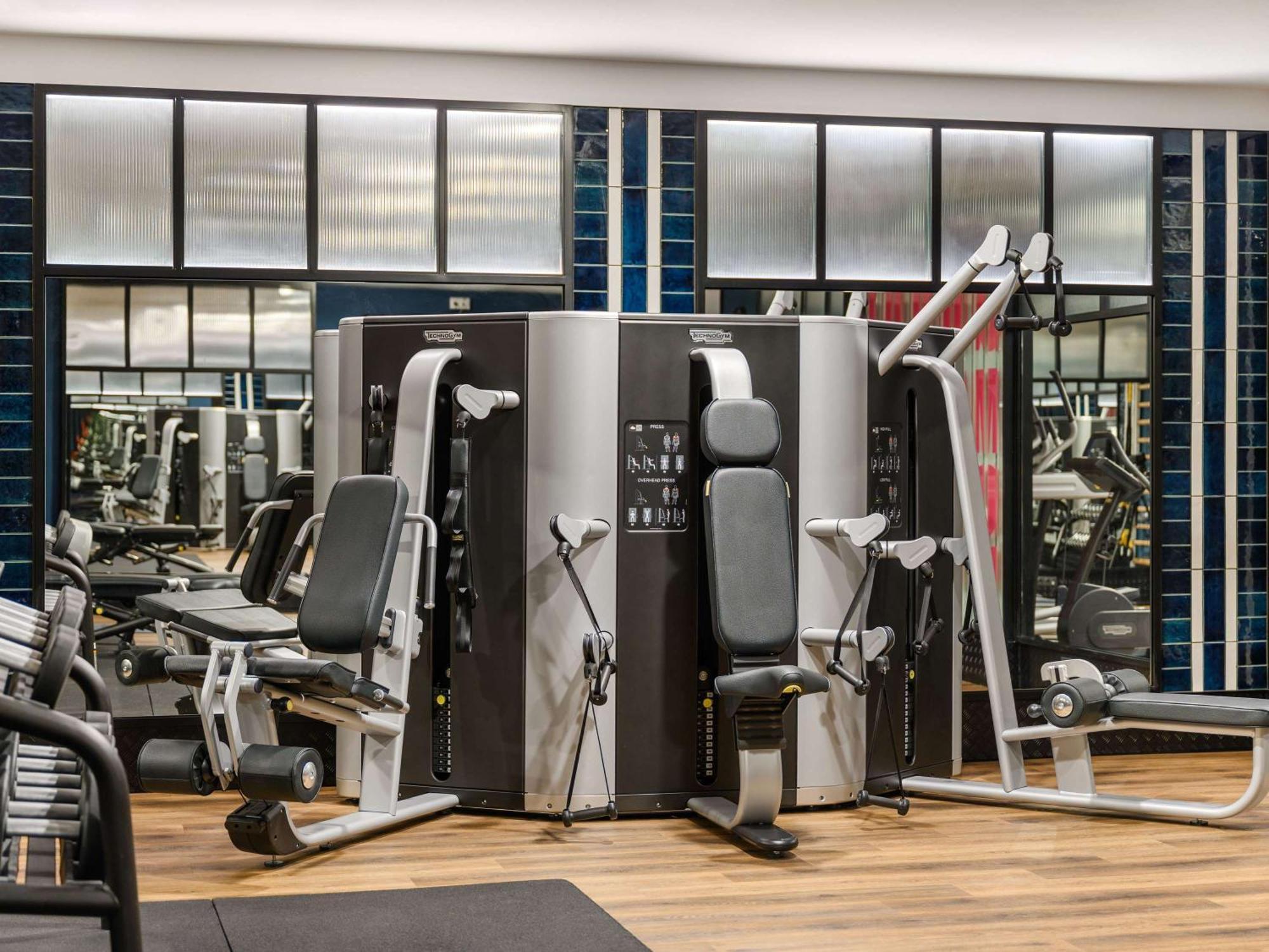 Pullman Budapest Exterior photo The gym at the London Marriott Grand Ballroom