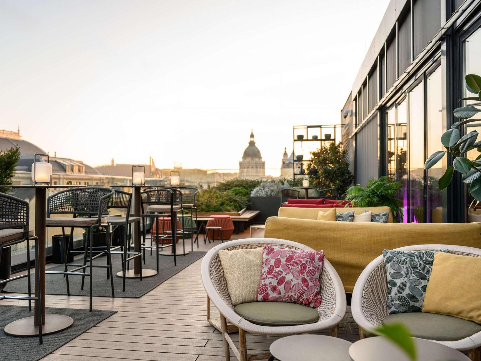 Pullman Budapest Exterior photo The rooftop bar