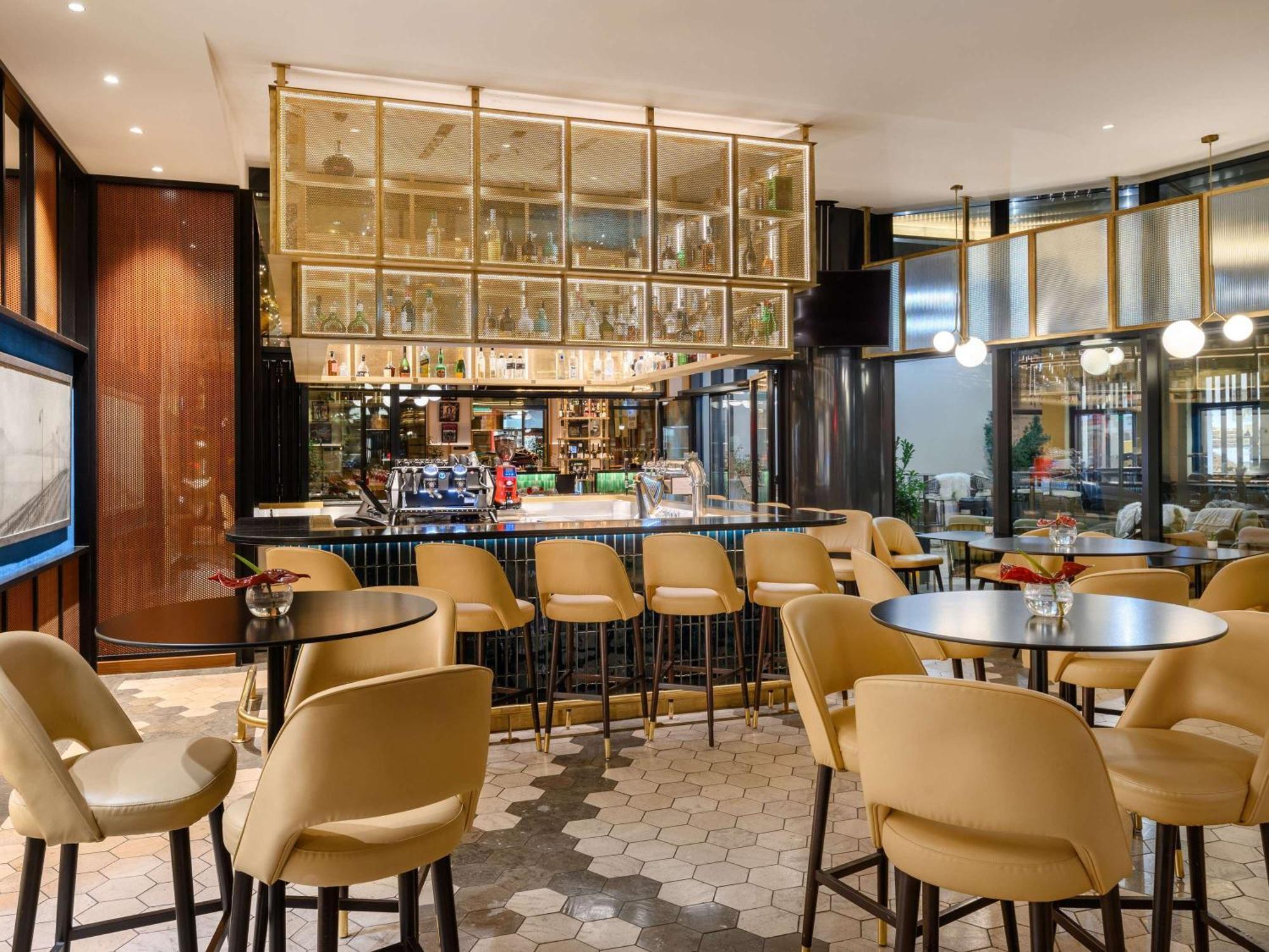 Pullman Budapest Exterior photo The Bar