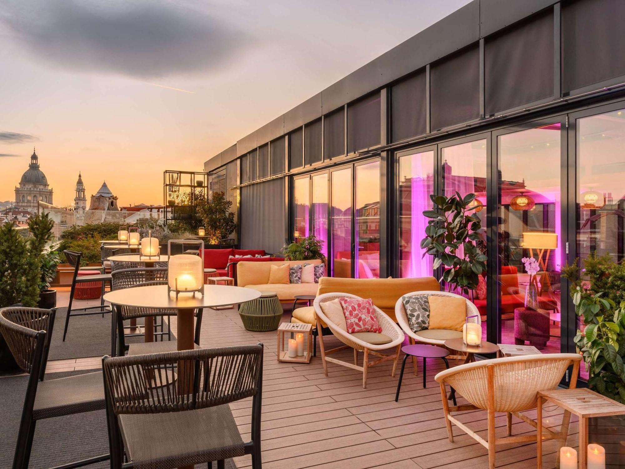 Pullman Budapest Exterior photo The rooftop bar at the hotel